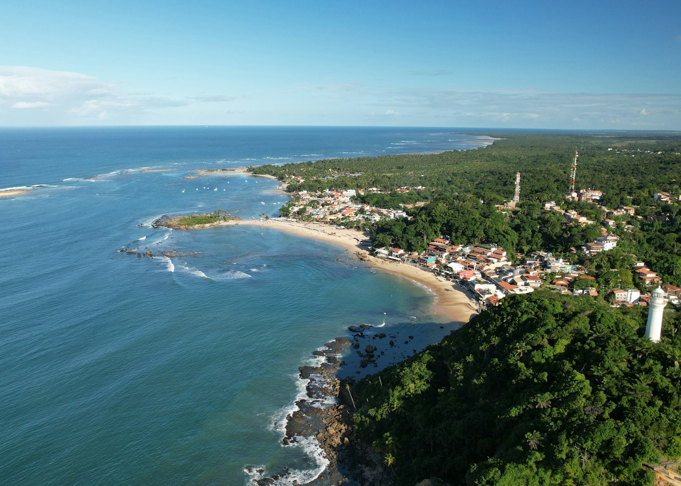 Vista aérea da vila, do farol e das praias de Morro de São Paulo