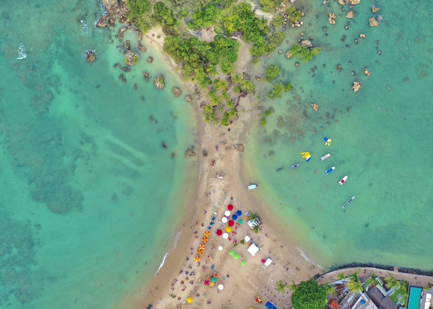 Vista aérea de banco de areia com barcos e água verde-esmeralda